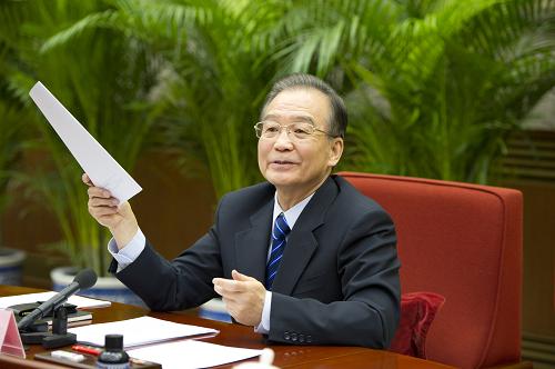1月23日,國務(wù)院總理溫家寶主持召開國務(wù)院第八次全體會議,討論即將提請十二屆全國人大第一次會議審議的政府工作報告,決定將《政府工作報告(征求意見稿)》發(fā)往各?。▍^(qū)、市)和中央有關(guān)部門、單位征求意見。新華社記者 黃敬文 攝