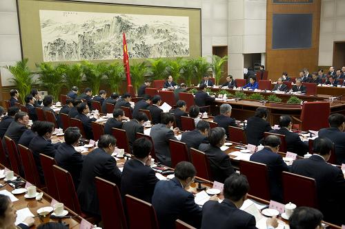 1月23日,國務(wù)院總理溫家寶主持召開國務(wù)院第八次全體會議,討論即將提請十二屆全國人大第一次會議審議的政府工作報告,決定將《政府工作報告(征求意見稿)》發(fā)往各?。▍^(qū)、市)和中央有關(guān)部門、單位征求意見。新華社記者 黃敬文 攝
