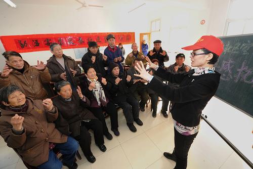 1月25日,志愿者在教空巢老人做心理健康保健操。當(dāng)日,合肥市瑤海區(qū)七里站街道站塘社區(qū)組織開展“社區(qū)空巢老人情感撫慰”活動,專門為轄區(qū)空巢老人開設(shè)“情感撫慰”課。社區(qū)邀請心理志愿者為“空巢老人”開展心理疏導(dǎo)和情感撫慰,教老人們學(xué)習(xí)心理健康保健操,幫助他們?nèi)绾位庑闹械墓聠魏图拍?。新華社記者 杜宇 攝