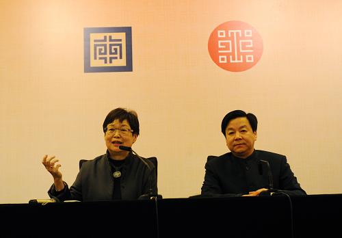 1月25日,臺(tái)北故宮博物院院長(zhǎng)馮明珠(左)與南京博物院院長(zhǎng)龔良共同向媒體公布兩院達(dá)成的合作交流共識(shí),并回答記者提問(wèn)。當(dāng)日,臺(tái)北故宮博物院與南京博物院在南京達(dá)成兩院合作交流共識(shí),確定了常設(shè)聯(lián)絡(luò)窗口、交流互訪、學(xué)術(shù)研究合作、展覽合作、出版物互換、文物保護(hù)技術(shù)合作、教育推廣交流、文化創(chuàng)意產(chǎn)品交流8項(xiàng)新的合作交流機(jī)制。據(jù)介紹,兩院將于2013年組織具有南京特色的文物赴臺(tái)北展出,2015年將合作在臺(tái)北舉辦明代文物聯(lián)展。新華社記者孫參攝