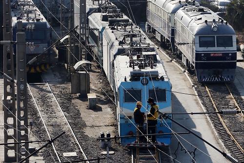 1月25日,鄭州鐵路局車輛段的工人在對機(jī)車進(jìn)行檢查。新華社發(fā)(祝慶 攝)