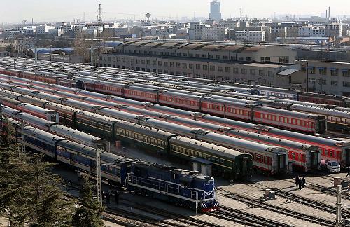 1月25日,即將投入春運(yùn)的車輛在鄭州鐵路局車輛段停車場整裝待發(fā)。新華社發(fā)(祝慶 攝)