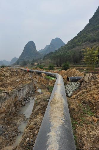 這是1月25日拍攝的中緬油氣管道廣西來(lái)賓市忻城縣大塘鎮(zhèn)施工現(xiàn)場(chǎng)。新華社發(fā)(樊紹光 攝)