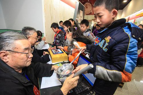 1月26日,第28屆天津市青少年科技創(chuàng)新大賽中,一名小學(xué)生在進行終評答辯時向?qū)<以u委介紹“多功能漏勺”創(chuàng)新方案。新華社發(fā)(李想 攝)