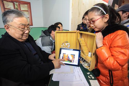 1月26日,第28屆天津市青少年科技創(chuàng)新大賽中,一名小學(xué)生在進行終評答辯時向?qū)<以u委介紹低能耗的LED“樓梯地面串燈”創(chuàng)新方案。新華社發(fā)(李想 攝)