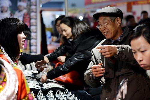 1月29日,一位市民在年貨展上選購銀飾品。新華社發(fā)(張端攝)