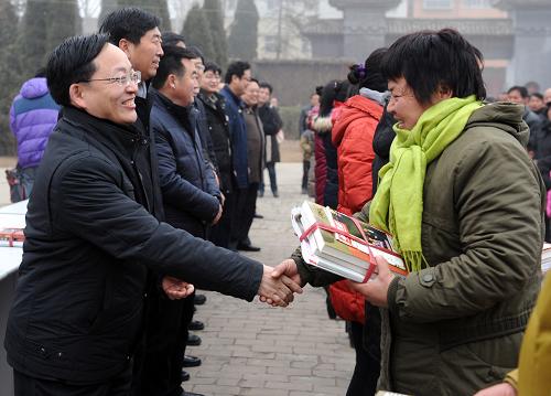 1月29日,活動主辦方代表向河南省鄭州市中牟縣官渡鎮(zhèn)官渡橋村村民代表贈送圖書?;顒又?,官渡橋村村民共收到814個品種、9800余冊的圖書和雜志。新華社記者 陳誠 攝