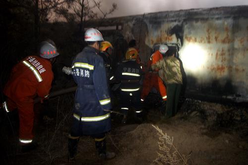 這是消防官兵準備進入車體內(nèi)部救人(2月1日攝)。 新華社發(fā)(王兆峰攝)