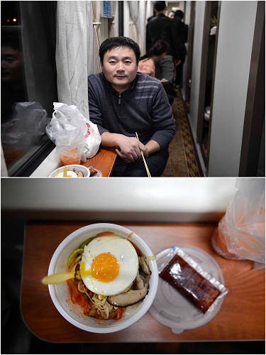 王先生在北京從事IT業(yè)工作已將近20年,他的晚餐是一份上車前買的快餐,價(jià)格為25元(2月1日攝)。在過年回家的途中,舌尖上的美味各不相同。記者在北京至井岡山的列車上看到,有的人吃著泡面,有的人吃著盒飯,大部分人吃著自帶的干糧、水果和零食,雖然基本只限于飽腹,但因家在前方而顯得特別可口。新華社記者 周密攝