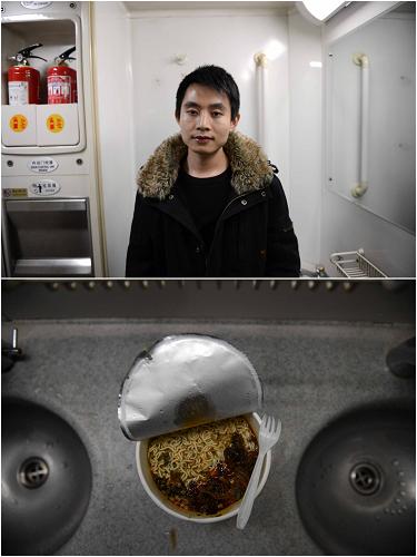 小周今年22歲,在北京進(jìn)行畢業(yè)實(shí)習(xí),他的晚飯是一碗泡面,價(jià)格是3.5元(2月1日攝)。新華社記者 周密攝