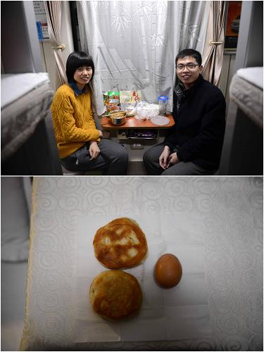 26歲的小李(右)和同歲的妻子小賈在北京從事文化教育和人力資源工作,他的晚餐是兩個(gè)燒餅和雞蛋,價(jià)格總計(jì)2.6元,小李說:“買得太多吃不了浪費(fèi)”(2月1日攝)。新華社記者 周密攝