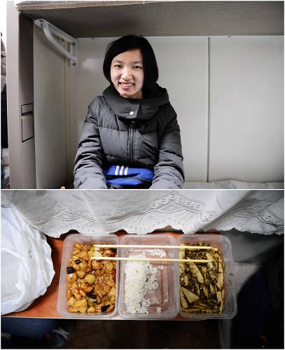 22歲的小姚在北京民航工作,她的晚餐是男朋友在她上車前專門從餐廳打包的,兩個(gè)菜和一份米飯,價(jià)格是60元。小姚說:“這是男朋友專門送的,所以吃不完也要帶回家。”(2月1日攝)新華社記者 周密攝