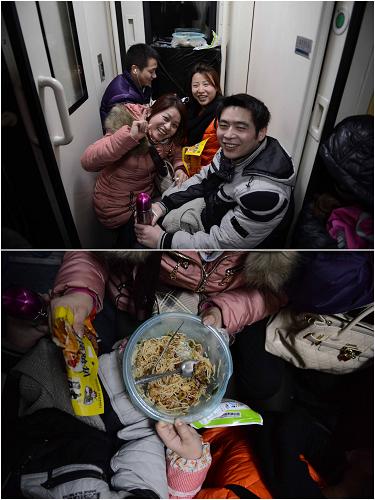 李先生和弟弟、姐姐、妻子4人一起在北京銷售土特產(chǎn),他們的晚餐是自己銷售的烤鴨、豆腐干和南昌炒粉,約25元。他們說,過年回家這些特產(chǎn)都會(huì)過期,抓緊吃掉既解決了晚飯,又避免浪費(fèi)。雖然提前20天訂票只買到了無座票,但因?yàn)橄氲今R上能回家,擠在過道里的4人還挺開心(2月1日攝)。新華社記者 周密攝