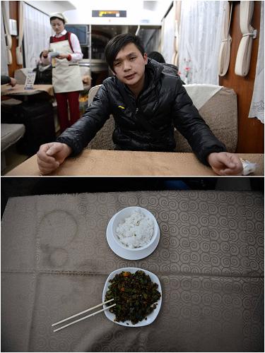 22歲的小楊在北京從事裝修行業(yè),這次回家買不到硬臥就買了張軟臥票。他的晚餐是在餐車上吃的,價(jià)格24元。小楊說,價(jià)格有點(diǎn)貴,不過在這里吃飯很舒服(2月1日攝)。新華社記者 周密攝