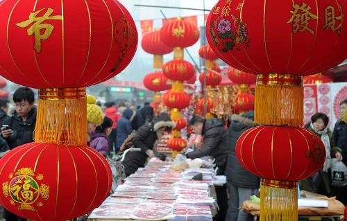 2月3日,市民在石家莊市東大街迎新春民俗年貨市場上選購年貨。新華社發(fā)(王曉 攝)