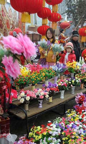 2月3日,市民在石家莊市東大街迎新春民俗年貨市場上選購裝飾品。新華社發(fā)(王曉 攝)