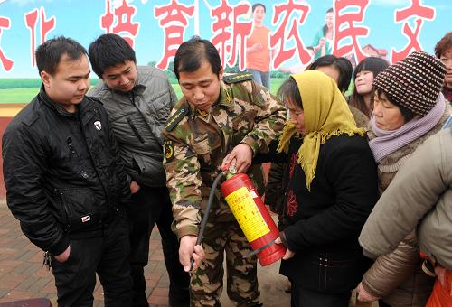 2月5日,在河北省任縣南西社區(qū),任縣武警消防中隊(duì)副指導(dǎo)員高進(jìn)(左三)在向群眾講解滅火器的使用方法。春節(jié)臨近,河北省任縣武警消防大隊(duì)組織開(kāi)展“春節(jié)消防安全進(jìn)社區(qū)”活動(dòng),武警消防官兵深入農(nóng)村、社區(qū)向群眾宣講普及消防安全常識(shí),提高群眾消防安全意識(shí),為“平安春節(jié)”保駕護(hù)航。新華社發(fā)(朱旭東攝)