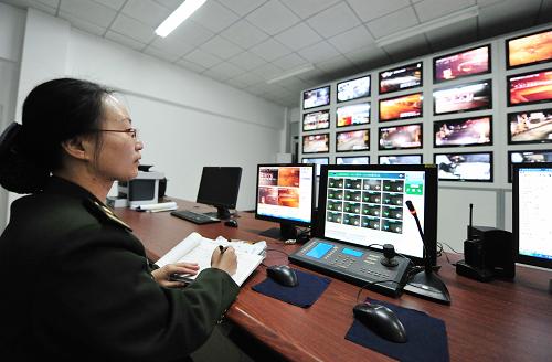2月9日,在福建泉高速福州征管所的監(jiān)控室,工作人員關(guān)注車輛行駛情況。新華社記者 魏培全 攝