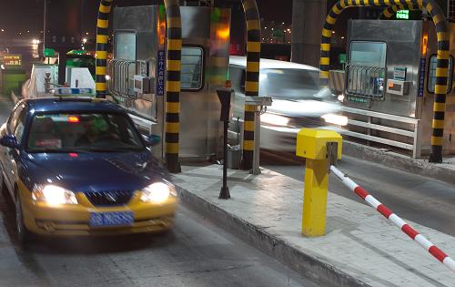 2月9日凌晨,車輛駛過(guò)北京京港澳高速杜家坎收費(fèi)站,無(wú)需領(lǐng)卡。新華社記者 張宇 攝