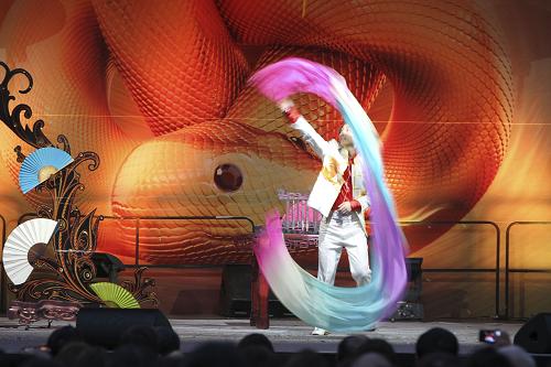 2月8日,在澳大利亞悉尼,來(lái)自中國(guó)深圳的魔術(shù)師在慶典儀式上表演。當(dāng)日,澳大利亞悉尼市政府在悉尼唐人街附近舉行大型儀式,正式啟動(dòng)農(nóng)歷蛇年系列慶典活動(dòng)。新華社記者 金林鵬 攝