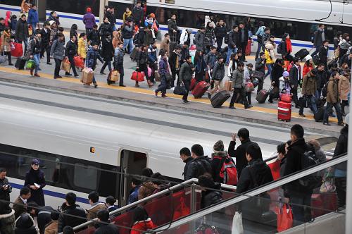 2月8日,旅客在合肥火車(chē)站進(jìn)站上車(chē)。當(dāng)日,2013年春運(yùn)春節(jié)之前最后一次客流高峰涌現(xiàn),各地火車(chē)站、汽車(chē)站人流如織。新華社發(fā)(楊曉原 攝)