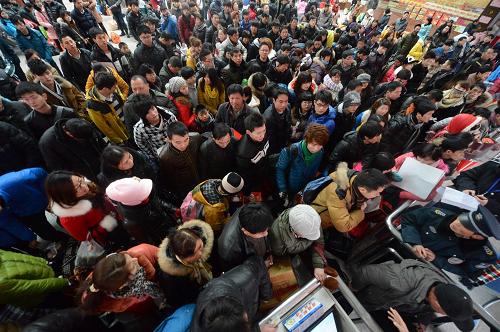 2月8日,江蘇揚(yáng)州市汽車(chē)西站候車(chē)室人頭攢動(dòng)。新華社發(fā)(孟德龍 攝)