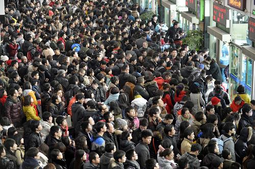 2月8日,杭州汽車(chē)南站候車(chē)大廳人頭攢動(dòng)。新華社發(fā)(施健學(xué) 攝)