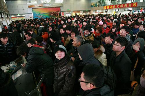2月8日,旅客在江蘇南通長(zhǎng)途汽車(chē)站等待檢票上車(chē)。 新華社發(fā)(崔根元 攝)