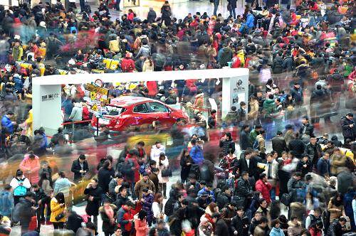 2月8日,上海虹橋火車(chē)站候車(chē)大廳人流如潮。新華社發(fā)(鄭憲章 攝)
