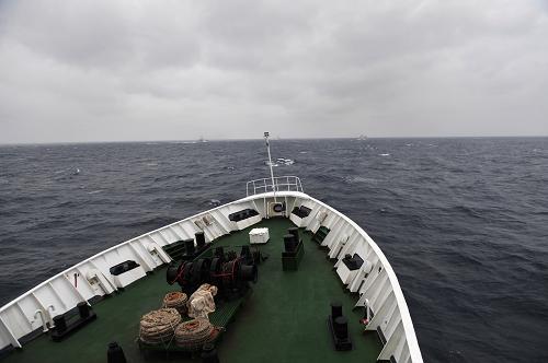 2月10日,中國海監(jiān)137船在釣魚島毗連區(qū)海域內(nèi)巡航。新華社記者 張建松 攝