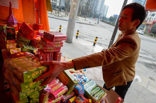 2月10日,成都市區(qū)一煙花爆竹銷售點(diǎn),銷售員在整理貨品。新華社記者 李橋橋 攝