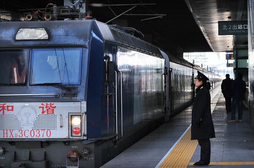 2月8日,一列由哈爾濱開往廣州東的列車駛?cè)胩旖蛘尽W?月26日2013年春運(yùn)啟動(dòng)到2月9日春運(yùn)15天以來,全國(guó)鐵路累計(jì)發(fā)送旅客8289.1萬人次,同比增長(zhǎng)2.7%。 節(jié)前客流相對(duì)平緩、中短途客流增勢(shì)強(qiáng)勁是今年春運(yùn)兩大特點(diǎn)。其中,2月7日,鐵路發(fā)送旅客646.9萬人次,創(chuàng)歷年春運(yùn)節(jié)前客流高峰。新華社發(fā)(楊寶森 攝)
