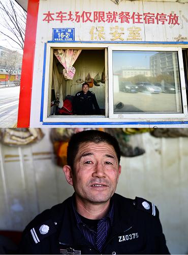 2月10日,47歲的保安周永春在保安室內(nèi)值班,周永春已在這個(gè)不到7平方米的板房內(nèi)度過了五個(gè)春節(jié),他說一個(gè)人過年已經(jīng)習(xí)慣了。新華社發(fā)(吳剛 攝)