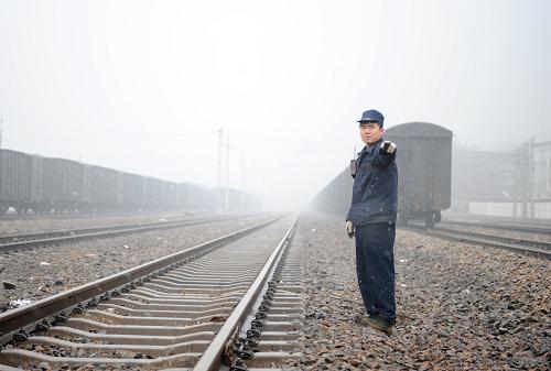 2月11日,在侯馬車務(wù)段運(yùn)城站,調(diào)車人員在檢查線路。當(dāng)日是農(nóng)歷大年初二,在南同蒲鐵路線上,被稱為鐵路“穿針引線”人的侯馬車務(wù)段運(yùn)城站調(diào)車人員堅(jiān)守崗位,冒著嚴(yán)寒,將一輛輛列車進(jìn)行編組,確保列車的正點(diǎn)開行。新華社發(fā)(王曉 攝)