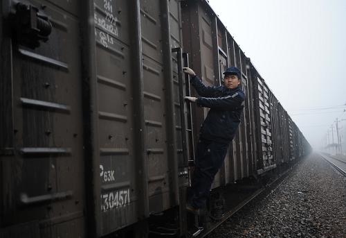 2月11日,在侯馬車務(wù)段運(yùn)城站,調(diào)車人員在調(diào)動(dòng)車輛。新華社發(fā)(王曉 攝)