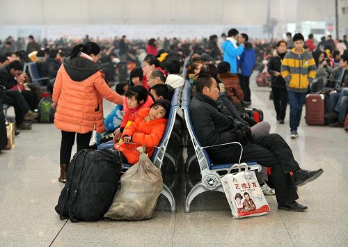 2月17日,旅客在石家莊火車站候車大廳候車。新華社發(fā)(朱旭東 攝)