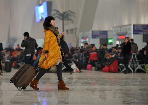 2月17日,旅客在石家莊火車站候車大廳走過。新華社發(fā)(朱旭東 攝)