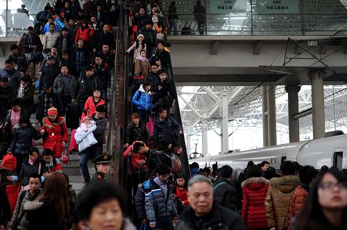 2月17日,在合肥火車站,大批旅客進(jìn)站臺(tái)乘車。當(dāng)日是農(nóng)歷正月初八,合肥火車站預(yù)計(jì)發(fā)送旅客7.4萬人。春節(jié)假期結(jié)束,合肥火車站客流量攀升,鐵路返程客流高峰預(yù)計(jì)會(huì)持續(xù)至2月24日(農(nóng)歷正月十五)前后。新華社記者劉軍喜攝
