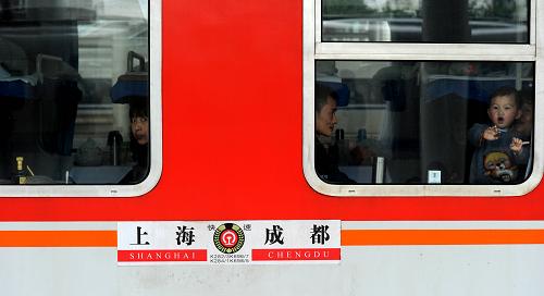 2月17日,在合肥火車站,旅客在途經(jīng)列車內(nèi)休息。新華社記者劉軍喜攝