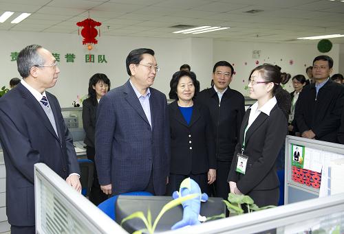 2月21日至22日,中共中央政治局常委、國(guó)務(wù)院副總理張德江在天津?qū)n}調(diào)研中小企業(yè)。這是2月22日,張德江在天津天地偉業(yè)數(shù)碼科技有限公司營(yíng)銷中心與工作人員親切交流。新華社記者黃敬文攝