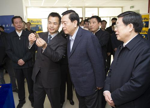 2月21日至22日,中共中央政治局常委、國(guó)務(wù)院副總理張德江在天津?qū)n}調(diào)研中小企業(yè)。這是2月22日,張德江在天津明道慧石科技有限公司,視察視覺光環(huán)保產(chǎn)品研發(fā)情況。新華社記者黃敬文攝
