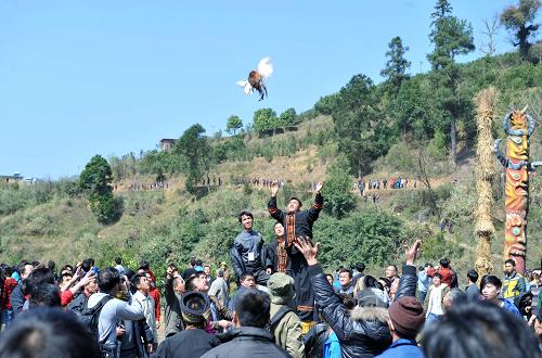 2月23日,人們在廣西恭城瑤族自治縣三江鄉(xiāng)石口村參與瑤族搶山雞活動。新華社記者 周華 攝