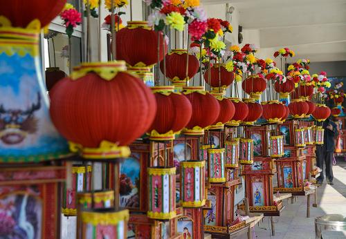 2月23日,磐安玉山鎮(zhèn)的特色亭閣花燈排列整齊,準(zhǔn)備參加趕茶場(chǎng)活動(dòng)。新華社記者 徐昱攝