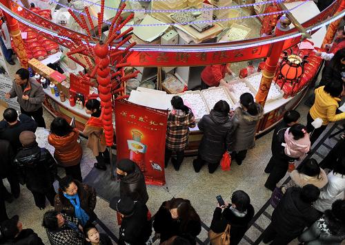 2月24日,天津“百鍋萬人品元宵”群眾大聯(lián)歡活動現(xiàn)場人頭攢動。當(dāng)日是元宵節(jié)。天津市南市食品街為慶祝節(jié)日舉辦“百鍋萬人品元宵”群眾大聯(lián)歡活動,吸引了大量市民和游客前來免費(fèi)品嘗元宵。食品街上除了有百口煮鍋現(xiàn)場煮制各種口味的元宵供到場市民和游客免費(fèi)品嘗外,還舉行了現(xiàn)場猜燈謎、文藝演出及多種民俗活動。新華社發(fā)(張晨霖 攝)