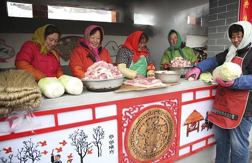 2月24日,村民在北京市懷柔區(qū)琉璃廟鎮(zhèn)楊樹底下村準(zhǔn)備“斂巧飯”。當(dāng)日,北京市懷柔區(qū)琉璃廟鎮(zhèn)楊樹底下村為期三天的第八屆“斂巧飯”民俗風(fēng)情節(jié)拉開帷幕,吸引全村及周邊游客5000多人現(xiàn)場(chǎng)共品百家宴。據(jù)介紹,吃“斂巧飯”是懷柔區(qū)琉璃廟鎮(zhèn)楊樹底下村流傳了180多年的古老習(xí)俗。每年正月十六前夕,村中少女到各家收上糧食、蔬菜,待正月十六日這天,由村上婦女將其做熟,全村人一起食用。如今,這項(xiàng)習(xí)俗已演變成全村及游人共同參與的元宵節(jié)歡慶活動(dòng)。新華社發(fā)(卜向東 攝)