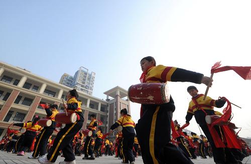 2月25日是開學(xué)第一天,安徽合肥市瑤海區(qū)第55中學(xué)琥珀名城學(xué)校特色腰鼓隊(duì)的近800名學(xué)生敲響腰鼓,迎接新學(xué)期的到來。新華社記者 杜宇 攝