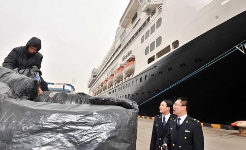 2月25日,天津東疆港海事局政務(wù)中心副主任程曉吉(右一)帶領(lǐng)工作人員檢查郵輪污染物接收工作。當(dāng)日,天津國際郵輪母港迎來蛇年的首艘國際豪華郵輪“福倫丹”號(hào),天津東疆海事局的工作人員登輪為1000多名旅客辦理進(jìn)口岸手續(xù),保障旅客及時(shí)下船。同時(shí)檢查郵輪的逃生演習(xí)和污染物接收工作,確保郵輪安全進(jìn)出。天津國際郵輪母港預(yù)計(jì)2013年接待郵輪近90艘次,進(jìn)出境旅客達(dá)29萬人次。新華社記者 岳月偉 攝
