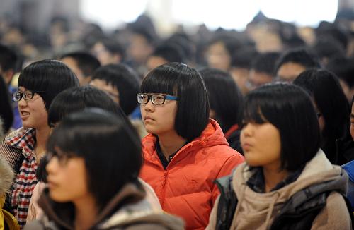 2月26日,鄭州中學(xué)的師生們在學(xué)校禮堂旁聽鄭州市高新技術(shù)開發(fā)區(qū)法院公開開庭審理案件。新華社記者 李博 攝