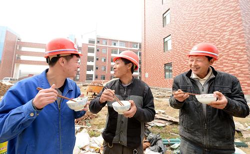 幾名農(nóng)民工在江西南昌市灣里區(qū)第一中學異地重建校區(qū)的工地上吃午飯(2013年2月4日攝)。 3月1日,記者從在南昌召開的全國農(nóng)民工工作暨家庭服務業(yè)工作辦公室主任會議上獲悉,2012年我國農(nóng)民工就業(yè)規(guī)模持續(xù)擴大,農(nóng)民工總量達2.63億人,比上年增加983萬人,其中外出農(nóng)民工1.63億人,比上年增加473萬人。2012年,農(nóng)民工勞動用工進一步規(guī)范,全國25個省份調(diào)整了最低工資標準,平均提高20.2%;外出農(nóng)民工月收入2290元,比上年增長11.8%。新華社記者 周科 攝