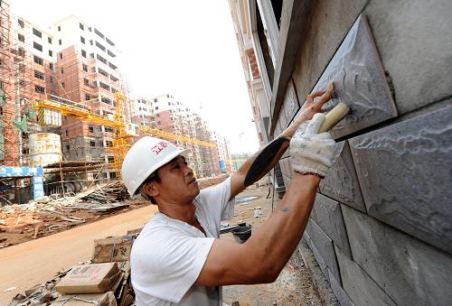 一名農(nóng)民工在江西九江市廬山區(qū)廬山大道公共租賃房項目工地作業(yè)(2012年8月15日攝)。新華社記者 周科 攝